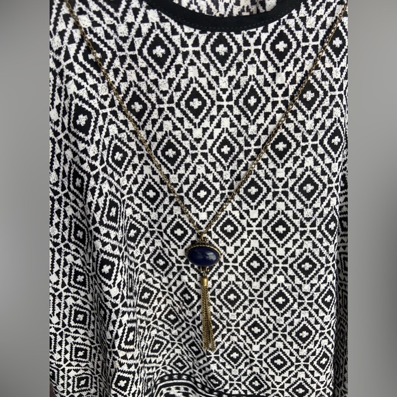 IZ Byer Womens Black White Patterned Sleeveless Flowy Tank - Picture 3 of 3